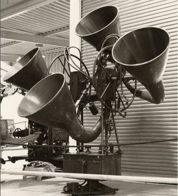 Sound_locator_C39_at_Wehrtechnische_Studiensammlung_Koblenz.jpg